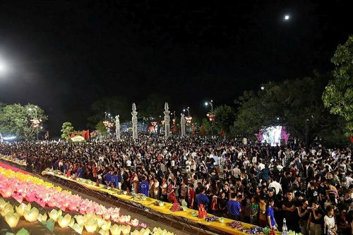 Hàng nghìn hoa đăng thắp sáng sông Lục Đầu trong đêm cầu an ở Kiếp Bạc
