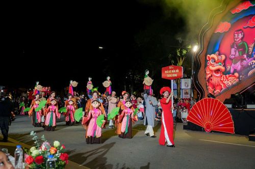 Nhà hát Múa rối Thăng Long xuống phố cùng Lễ hội 'Sắc màu năm châu'