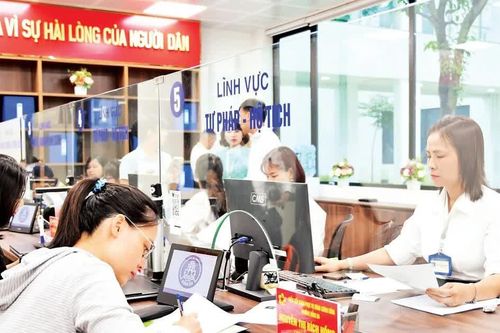 Liên thông đăng ký khai sinh, cấp thẻ bảo hiểm y tế cho hơn 278 nghìn trẻ dưới 6 tuổi ở Hà Nội