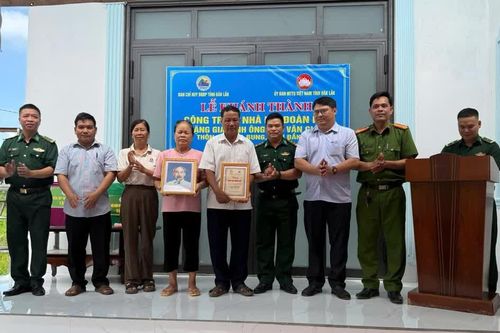 Bộ đội Biên phòng Đắk Lắk trao Nhà Đại đoàn kết và khám sức khỏe cho người dân khu vực biên giới