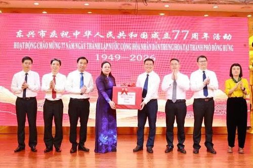 Đoàn đại biểu các xã, phường khu vực biên giới Móng Cái chúc mừng Quốc khánh Trung Quốc