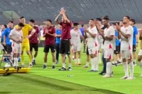 Gác lại nỗi buồn thất bại, HLV Kim Sang Sik cùng dàn sao tuyển Việt Nam không quên tri ân người hâm mộ đã tới sân tiếp lửa