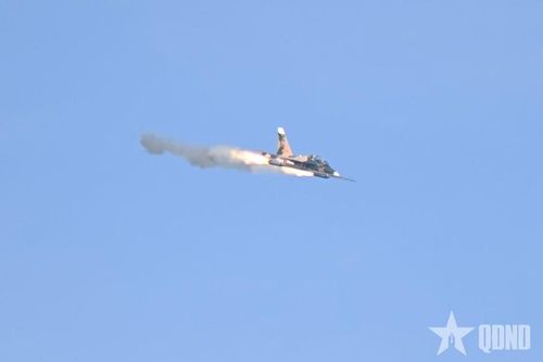 Xem máy bay diễn tập bắn, ném bom, đạn thật