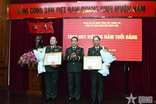 Trao Huy hiệu 35 năm tuổi Đảng tặng các đảng viên thuộc Đảng bộ Báo Quân đội nhân dân