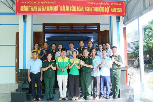Trao 'Mái ấm công đoàn, nghĩa tình đồng đội' tặng đoàn viên khó khăn