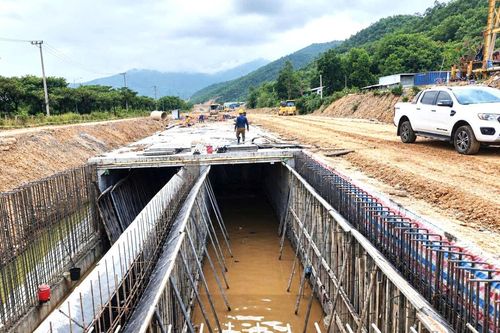 Đẩy nhanh tiến độ thi công tuyến đường kết nối cao tốc La Sơn - Túy Loan
