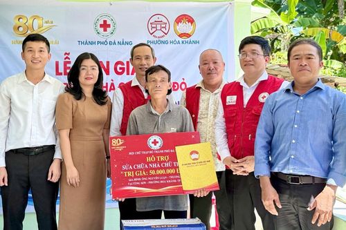 Bàn giao hai công trình sửa chữa nhà cho hộ nghèo, hộ chính sách