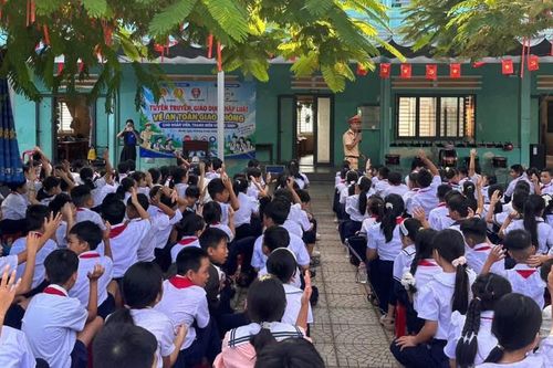 Nâng cao ý thức chấp hành pháp luật giao thông cho học sinh xã Bà Nà