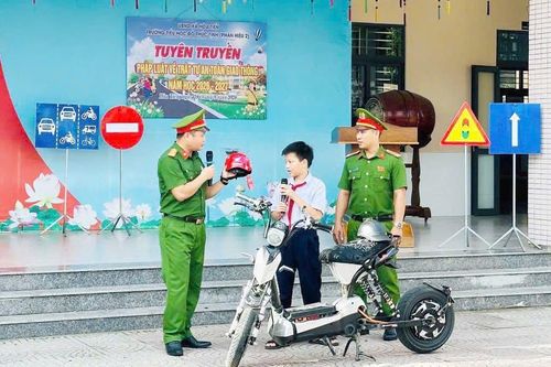 Công an xã Hòa Tiến phổ biến kiến thức về an toàn giao thông cho học sinh