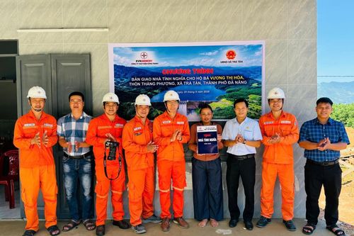 Bàn giao 2 mái ấm nghĩa tình cho hộ nghèo xã Trà Tân