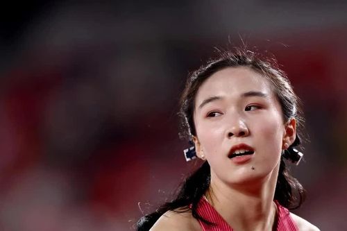'Nữ thần điền kinh' 17 tuổi Trung Quốc và cuộc sống phía sau đường chạy