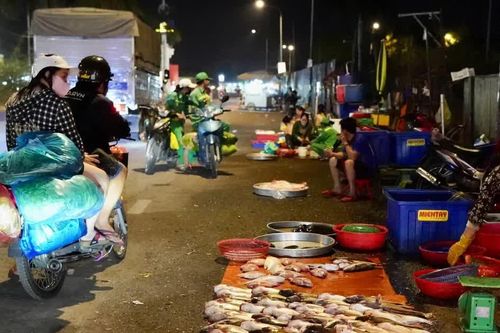 Bán hàng tự phát quanh chợ đầu mối: Không để tồn tại dai dẳng