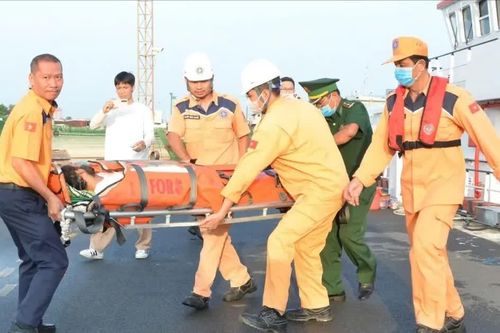 Cứu thuyền viên trên tàu Liberia nghi hít khí hóa chất