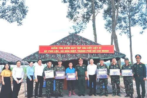 Phường Tân Phước thăm, động viên lực lượng tìm kiếm hài cốt liệt sĩ