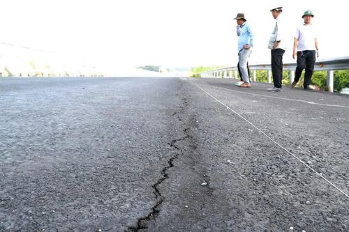 Mặt đường cao tốc Biên Hòa - Vũng Tàu xuất hiện vết nứt