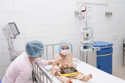 Ghép tế bào gốc cứu sống bé 4 tuổi bị suy tuỷ xương vô căn