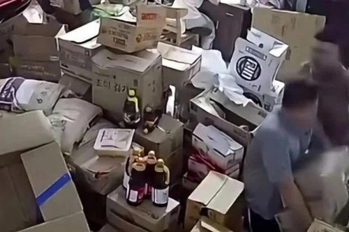 Đánh người vì bị quệt vào chân 2 lần, người đàn ông bị tạm giữ