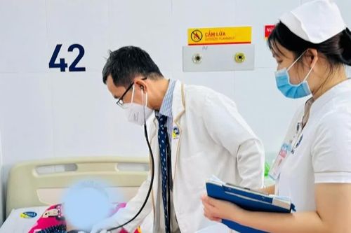 Ho ra máu đỏ tươi, người đàn ông 49 tuổi phát hiện lao phổi, viêm phổi
