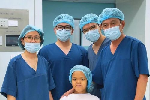 Mẹ mắc bất sản sụn, chồng bất thường gen: Hành trình đón con an toàn