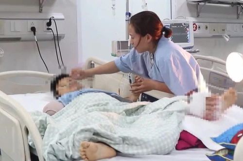 Bé trai bị đứt lìa tay do xe cẩu va sập cổng làng: Bác sĩ nối bàn tay vào chân để nuôi dưỡng