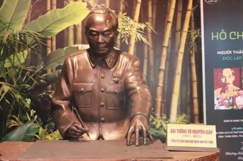 43 pho tượng đồng độc bản về các danh nhân, anh hùng lịch sử và các vị vua được vinh danh Kỷ lục Việt Nam