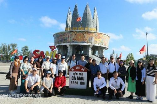 Bồi dưỡng kiến thức về biên giới lãnh thổ qua thực tế tại Móng Cái, Quảng Ninh