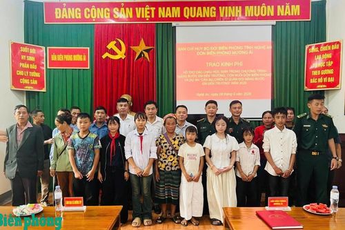 Đồn Biên phòng Mường Ải nhận đỡ đầu học sinh có hoàn cảnh khó khăn