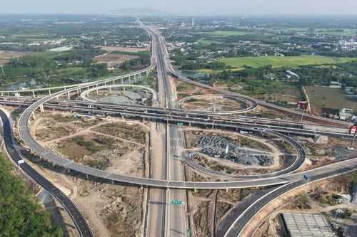 Cuộc đua mới nối dài mạng lưới đường bộ cao tốc