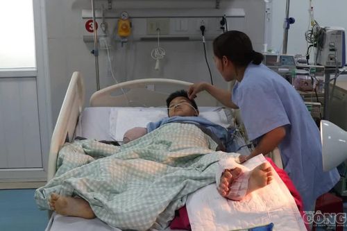 Ghép tạm tay vào chân bé trai lớp 3 bị cổng chào đè sập