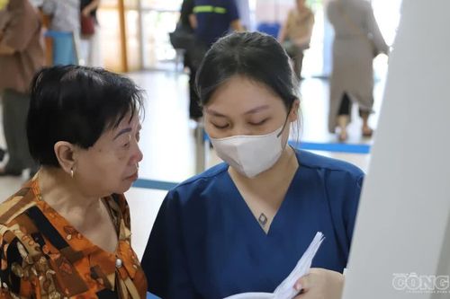 Khám bảo hiểm y tế: Bệnh viện tự tra cứu, người bệnh bớt giấy tờ