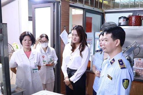 QLTT TP Hà Nội phối hợp cùng Bệnh viện Bạch Mai tăng cường công tác tuyên truyền về bảo đảm an toàn thực phẩm