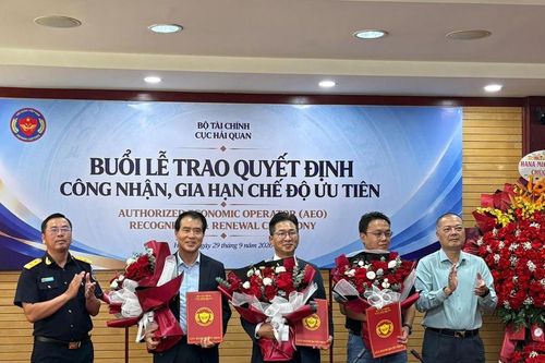 Cục Hải quan trao quyết định công nhận, gia hạn áp dụng cho 7 doanh nghiệp ưu tiên
