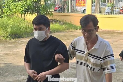 Tài xế trong vụ tai nạn làm nữ sinh tử vong ở Vĩnh Long được dìu tới toà