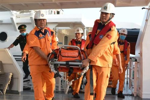 Cứu thuyền viên tàu nước ngoài nguy kịch ngoài khơi, nghi ngộ độc khí hóa chất