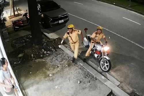 Hai cảnh sát giao thông cứu người đột quỵ khi đang làm nhiệm vụ trên phố