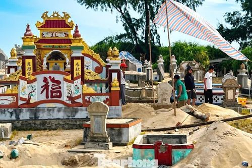 Đợt di dời mồ mả lớn nhất để xây công viên biển ở Huế