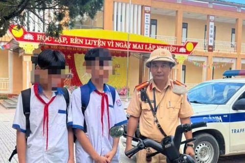 Xử lý 2 học sinh lạng lách trên Quốc lộ 45