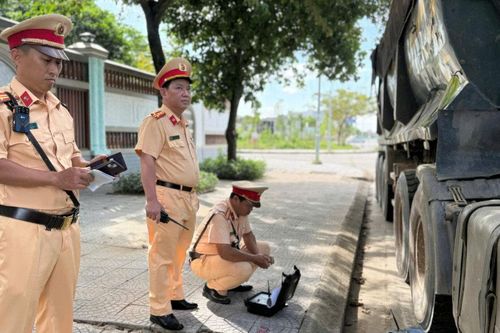 Huế ra quân xử lý xe chở hàng quá khổ, quá tải