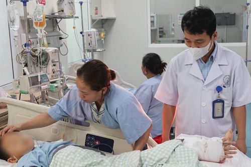 Nỗ lực giữ lại bàn tay cho bé trai gặp nạn