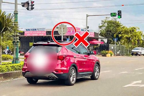 Xử phạt 5,9 triệu đồng, trừ 6 điểm GPLX vì để trẻ thò đầu qua cửa sổ trời ô tô
