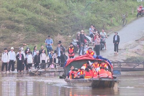 Hơn 20 năm chờ một cây cầu, nghìn người dân bên sông Gianh vẫn qua đò mùa lũ