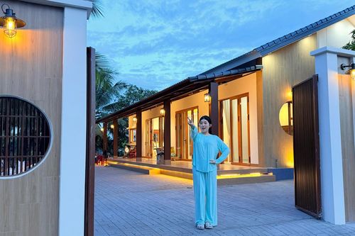 3 chị em ở Đồng Tháp cải tạo nhà 70 năm tuổi tặng bố mẹ, lắp hơn 200 bóng đèn