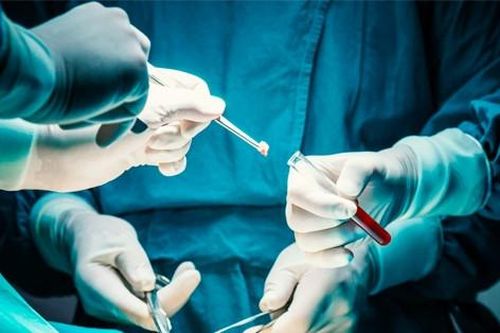Vụ sập cổng làng đè trúng bé trai lớp 3: Bác sĩ nối bàn tay đứt lìa vào chân