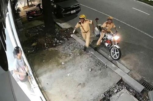 Khoảnh khắc 2 CSGT Huế lao vào nhà dân hỗ trợ đưa người bị đột quỵ đi cấp cứu