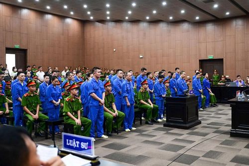 Cựu viện trưởng khai 'biến' người thường thành 'mất khả năng điều khiển hành vi'