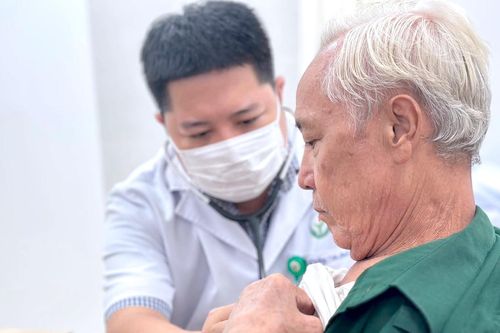 'Áp trần' một bác sĩ chỉ được khám 65 bệnh nhân trong 8 giờ liệu có cứng nhắc?
