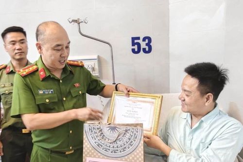 Trung tá cảnh sát hình sự Hà Nội bị người đi xe máy không biển tông gãy chân