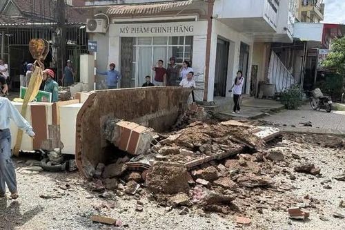 Vụ cổng làng đổ sập đè trúng bé trai lớp 3: Tạm giữ phương tiện để điều tra