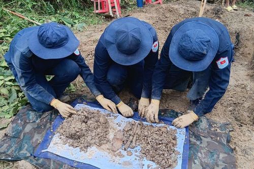 Phát hiện nhiều di vật đặc biệt trong mộ liệt sĩ vô danh