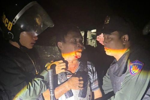 Người đàn ông mặc áo giáp tự chế, dùng dao đâm 2 công an bị thương